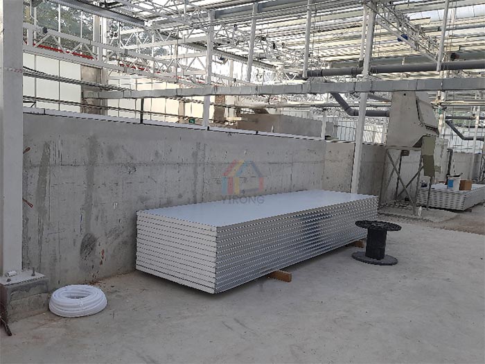 Polyurethane sandwich panel