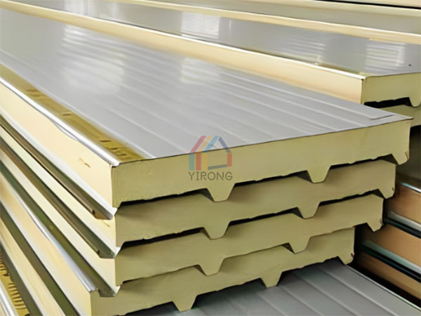 What are the characteristics of polyurethane sandwich panels?