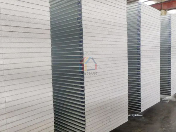 What are the advantages of build house with metal sandwich panels?