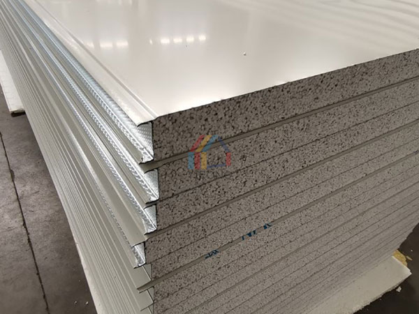 What are the advantages of siliceous rock color steel sandwich panels?